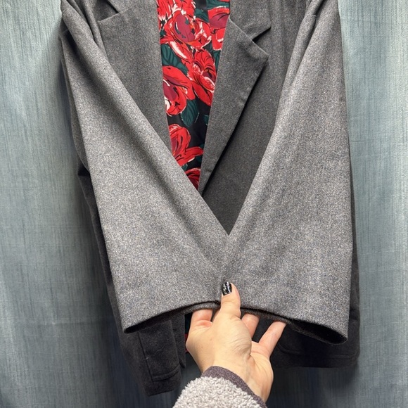 Gray blazer size 2-3X - Picture 5 of 7